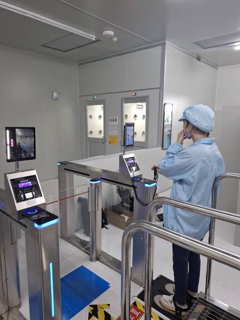 員工通過 JET OPTO 人臉辨識通關機